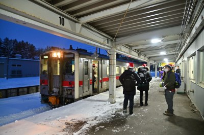 朝の幌延駅から普通列車に乗り込むクリパ民