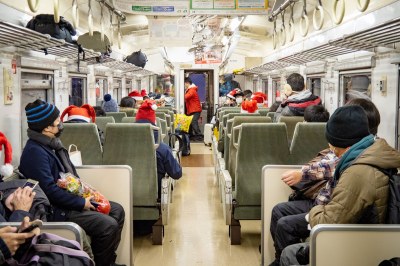 列車内もサンタ帽の参加者で大混雑…