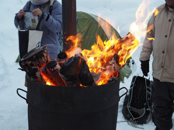 未明に地元住民が設置してくださる薪ストーブ