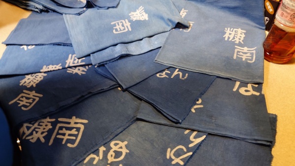 前夜祭で販売されたといかんお母さんたちの藍染手ぬぐい