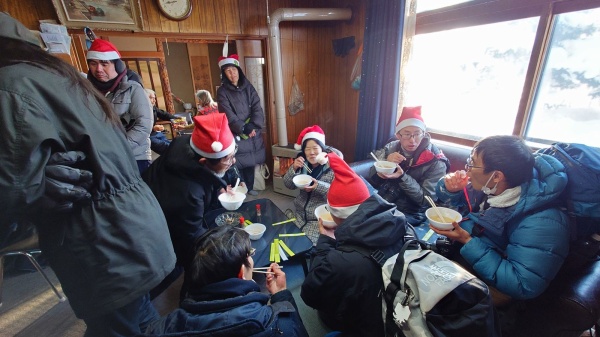 千葉さん家で名物豚汁を味わう参加者たち