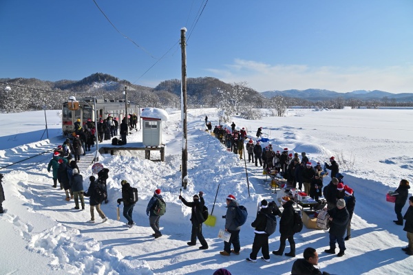 下り普通列車に向かう長蛇の列