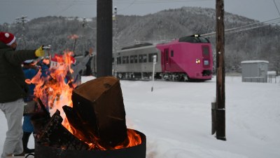 住民のたき火差し入れと特急サロベツ2号はまなす編成お見送り