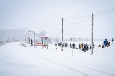 小雪が舞う糠南駅の賑わい