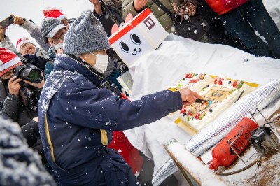 最寄り住民によるケーキ入刀