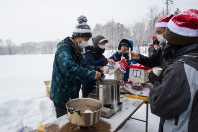 地域住民によるビーフシチューの差し入れ